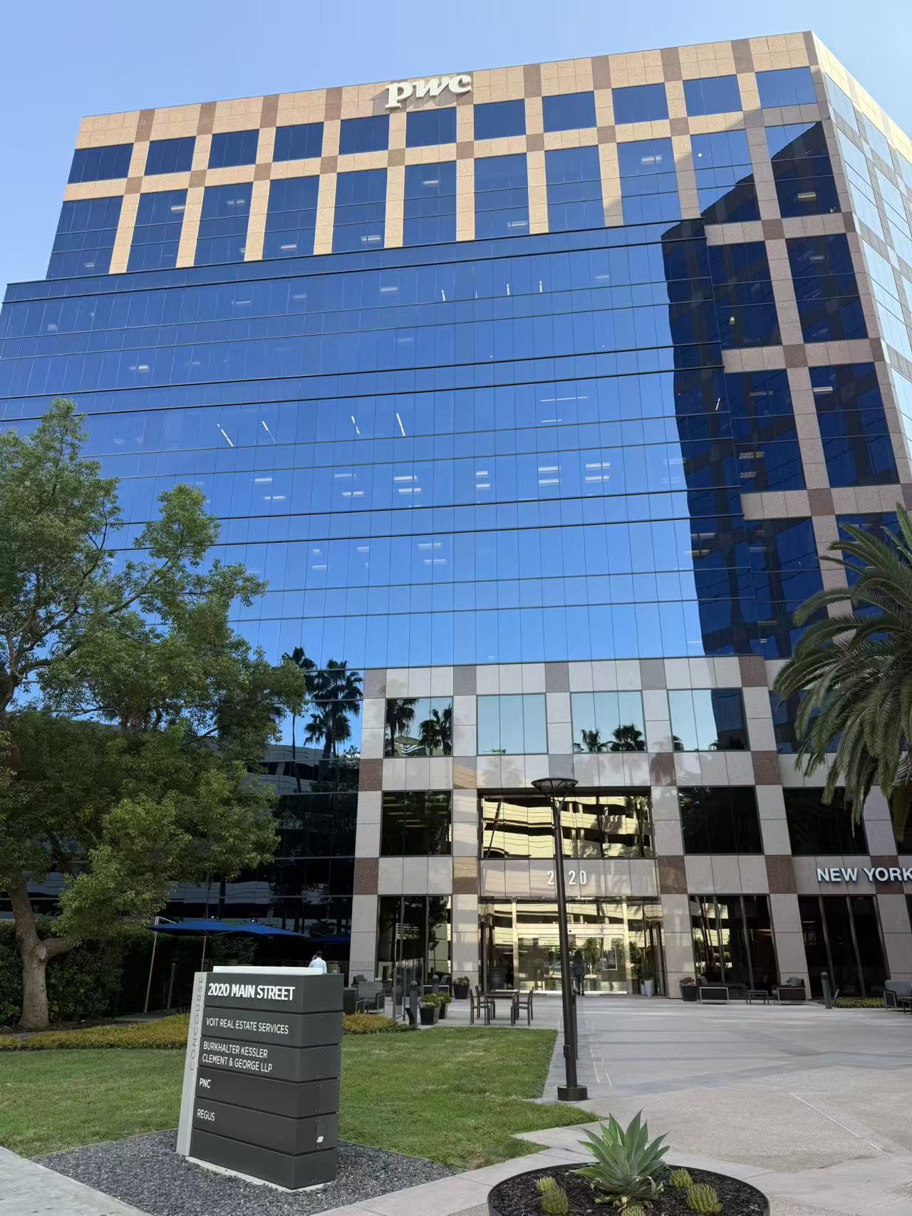 Exterior of the 2020 Main Street office building in Irvine, California, where Horizon LED is located.